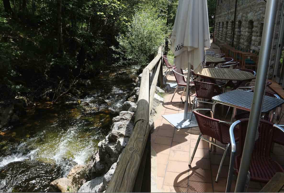 Terraza del restaurante. El desayuno junto al río.